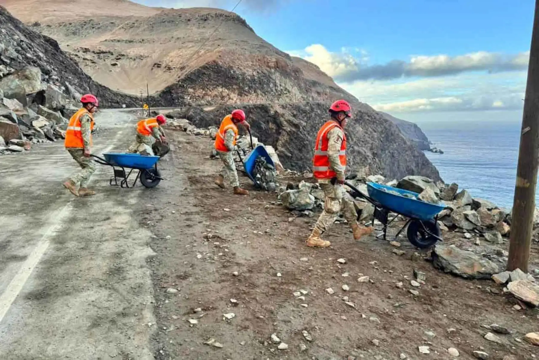 El Ejército del Perú mantiene desplegadas dos Brigadas de Intervención Rápida en Atico, provincia de Caravelí, para apoyar en la atención de la emergencia ocasionada por huaicos y caída de piedras en la Panamericana Sur. Los efectivos trabajan en la zona afectada, entre los kilómetros 731 y 733, para apoyar en la remoción de lodo y piedras y recuperar la transitabilidad. Fotos: ANDINA/Difusión