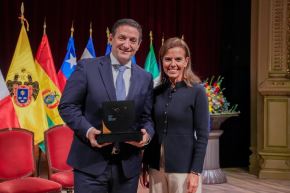 Lima recibió el reconocimiento como Capital Iberoamericana de las Culturas 2026, distinción que fue entregada al alcalde de Lima, Renzo Reggiardo, por la secretaria general de la UCCI, Almudena Maíllo del Valle. Este reconocimiento pone en valor la diversidad cultural, riqueza patrimonial y contribución de la capital peruana al desarrollo de las expresiones artísticas y culturales de Iberoamérica. Foto: MML