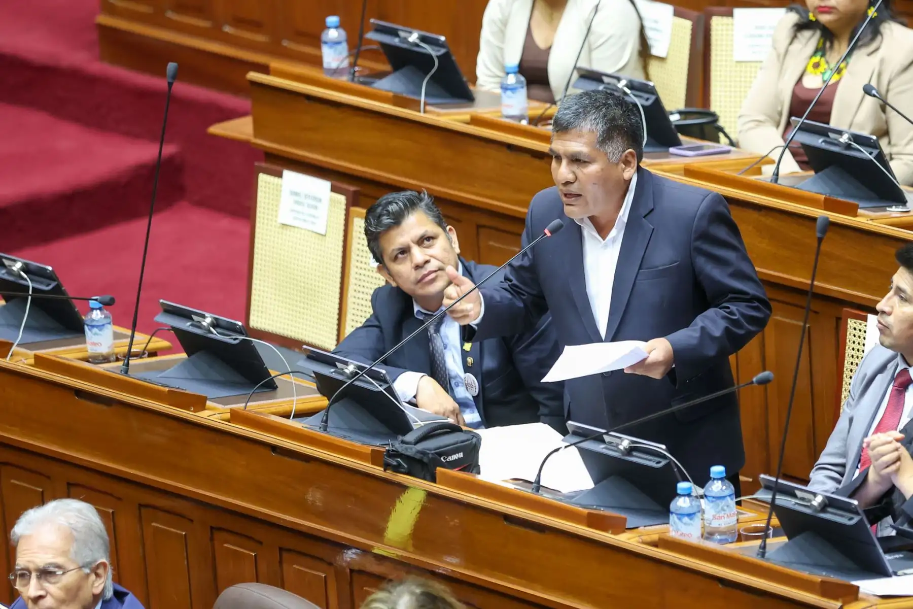 El senador Jaime Quito Sarmiento, de Juntos por el Perú, expone su posición durante el debate parlamentario que continúa en presencia de los integrantes del gabinete. Foto: ANDINA/Melina Mejía.