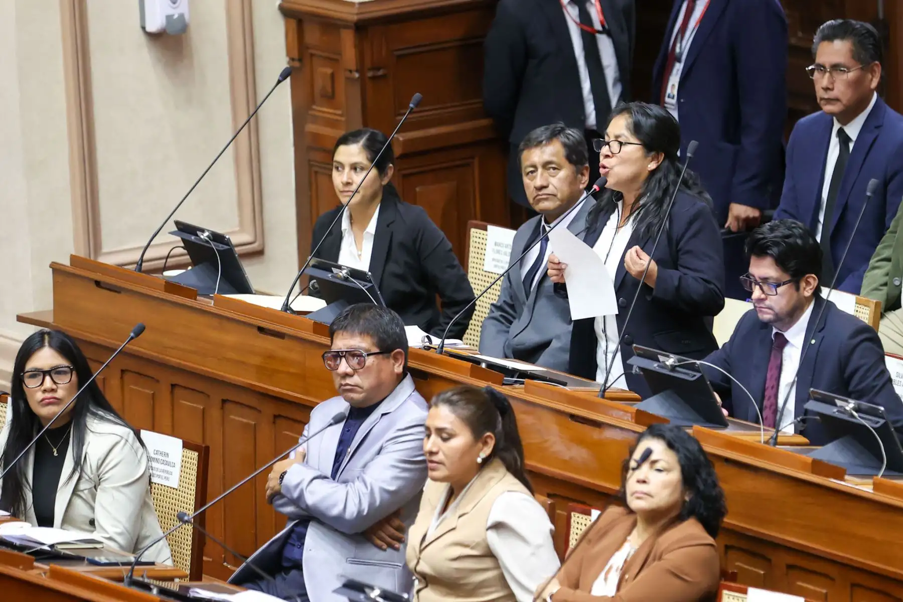 La diputada Pilar Sulca Castillo, de Juntos por el Perú, participa en la sesión en la que legisladores fijan posición sobre la exposición del gabinete ministerial. Foto: ANDINA/Melina Mejía.