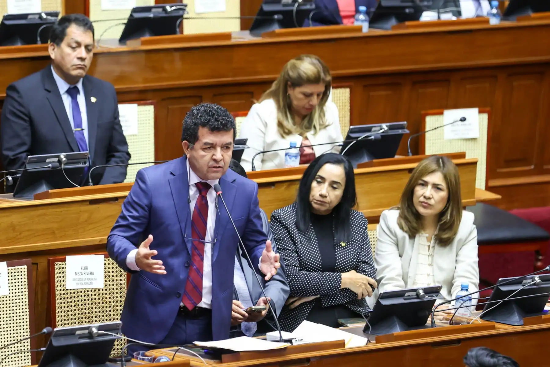 El senador Jorge Velásquez Portocarrero, de Fuerza Popular, interviene durante el debate parlamentario posterior a la presentación del premier Luis Galarreta ante el Congreso. Foto: ANDINA/Melina Mejía.