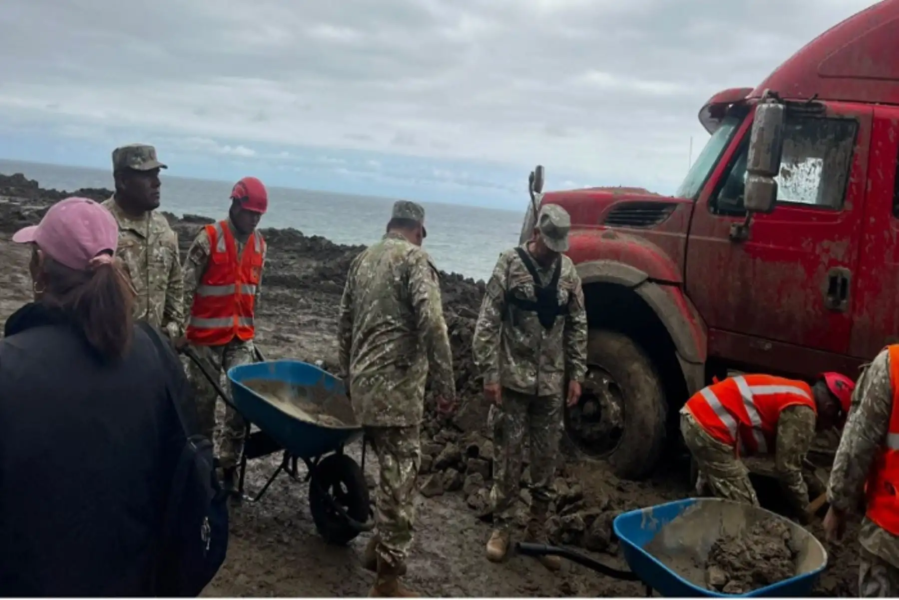 Sector Defensa apoya en limpieza de vía y traslada pasajeros ante huaicos en Caravelí