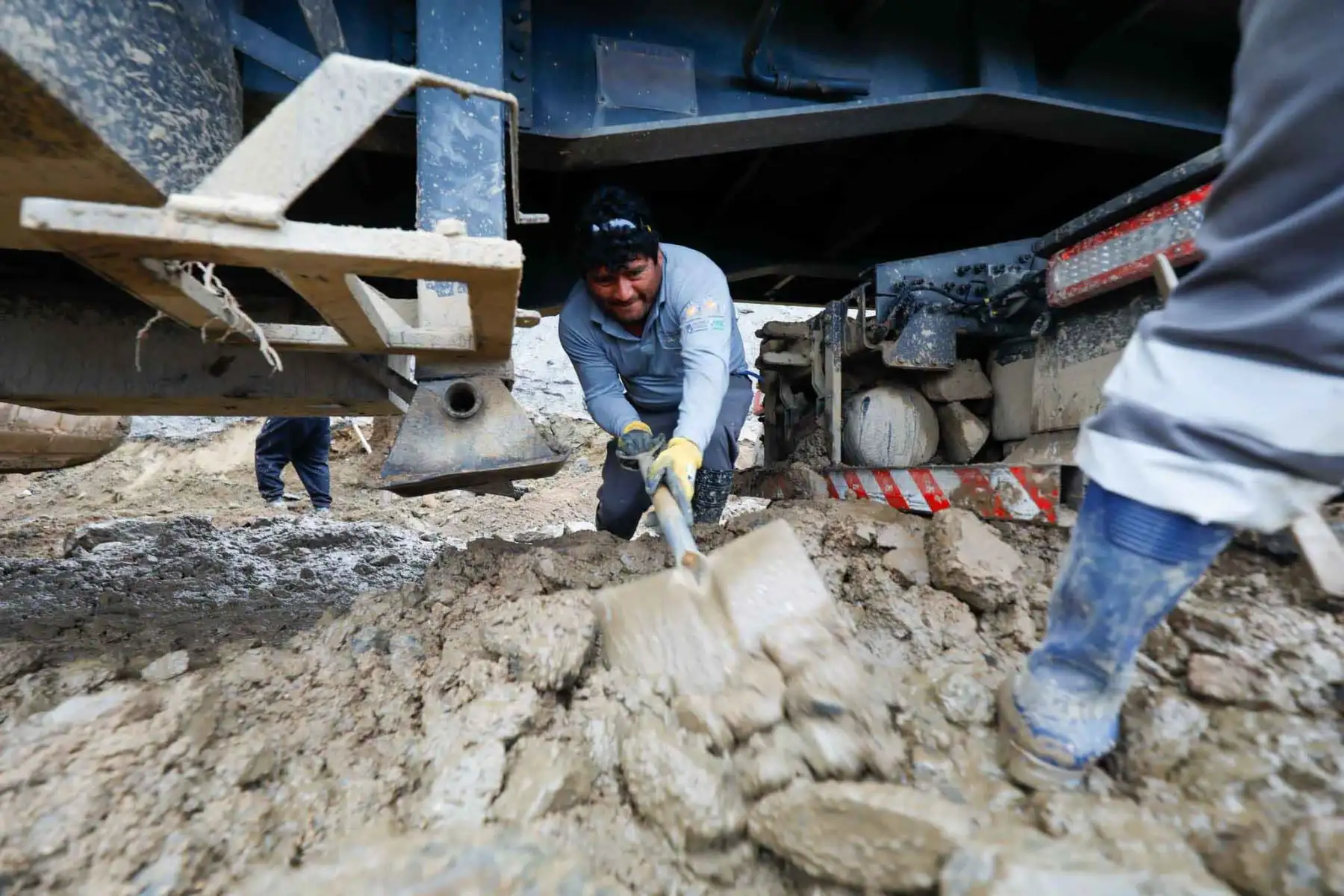 El gobernador regional de Arequipa, Rohel Sánchez Sánchez, llegó a la zona afectada por derrumbes y huaicos entre Ocoña y Atico para supervisar la recuperación de la vía, llevar ayuda a las personas afectadas y coordinar el ingreso de más maquinaria pesada. Foto: ANDINA/Difusión.