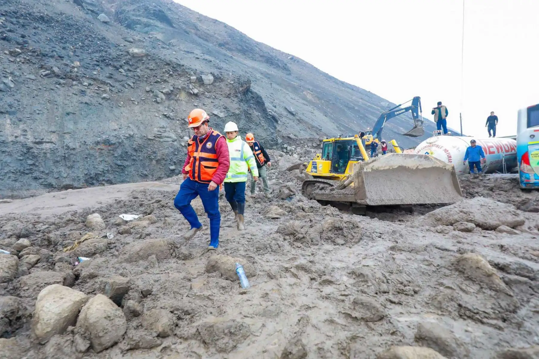 El gobernador regional de Arequipa, Rohel Sánchez Sánchez, llegó a la zona afectada por derrumbes y huaicos entre Ocoña y Atico para supervisar la recuperación de la vía, llevar ayuda a las personas afectadas y coordinar el ingreso de más maquinaria pesada. Foto: ANDINA/Difusión.