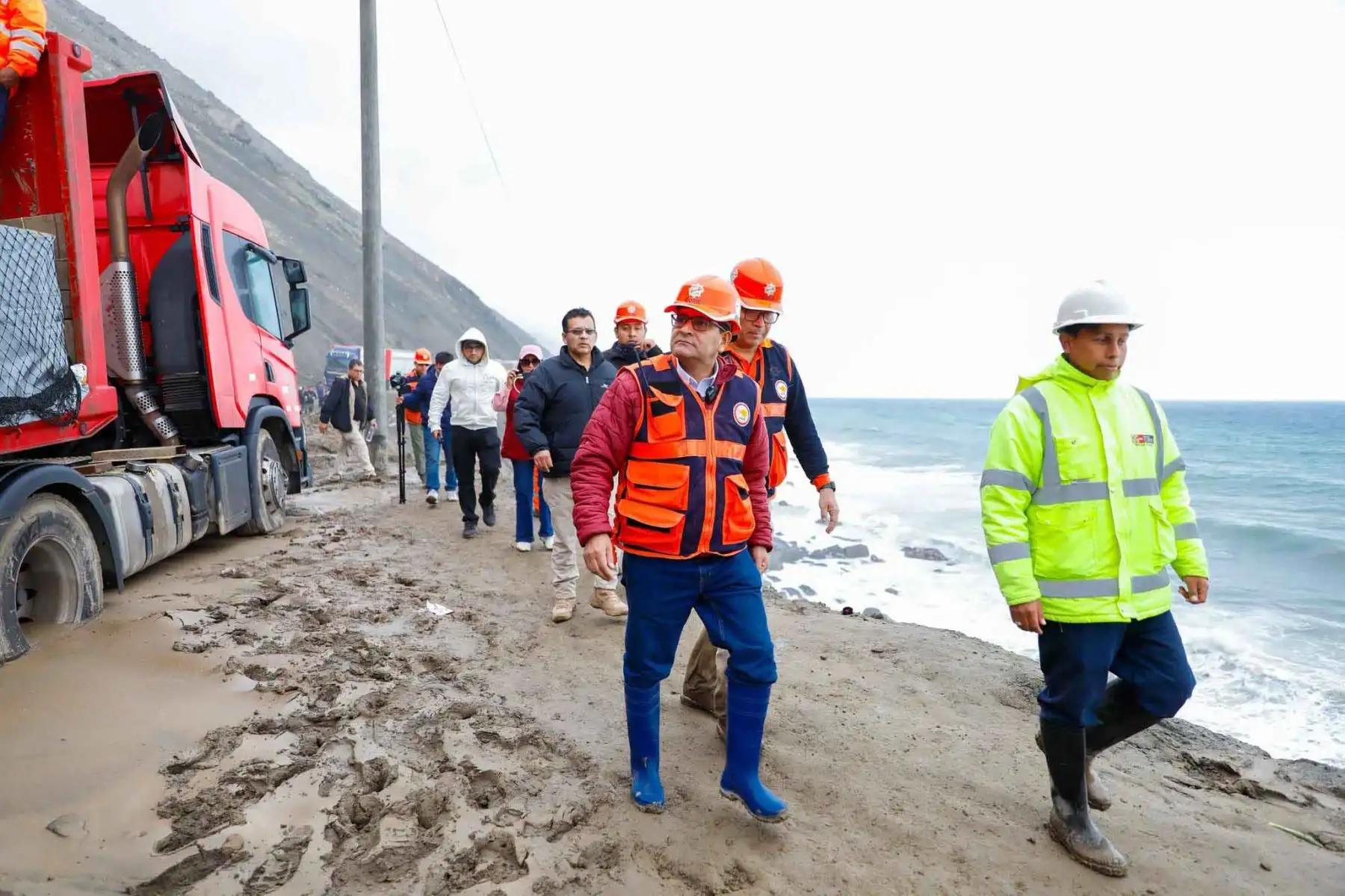El gobernador regional de Arequipa, Rohel Sánchez Sánchez, llegó a la zona afectada por derrumbes y huaicos entre Ocoña y Atico para supervisar la recuperación de la vía, llevar ayuda a las personas afectadas y coordinar el ingreso de más maquinaria pesada. Foto: ANDINA/Difusión.