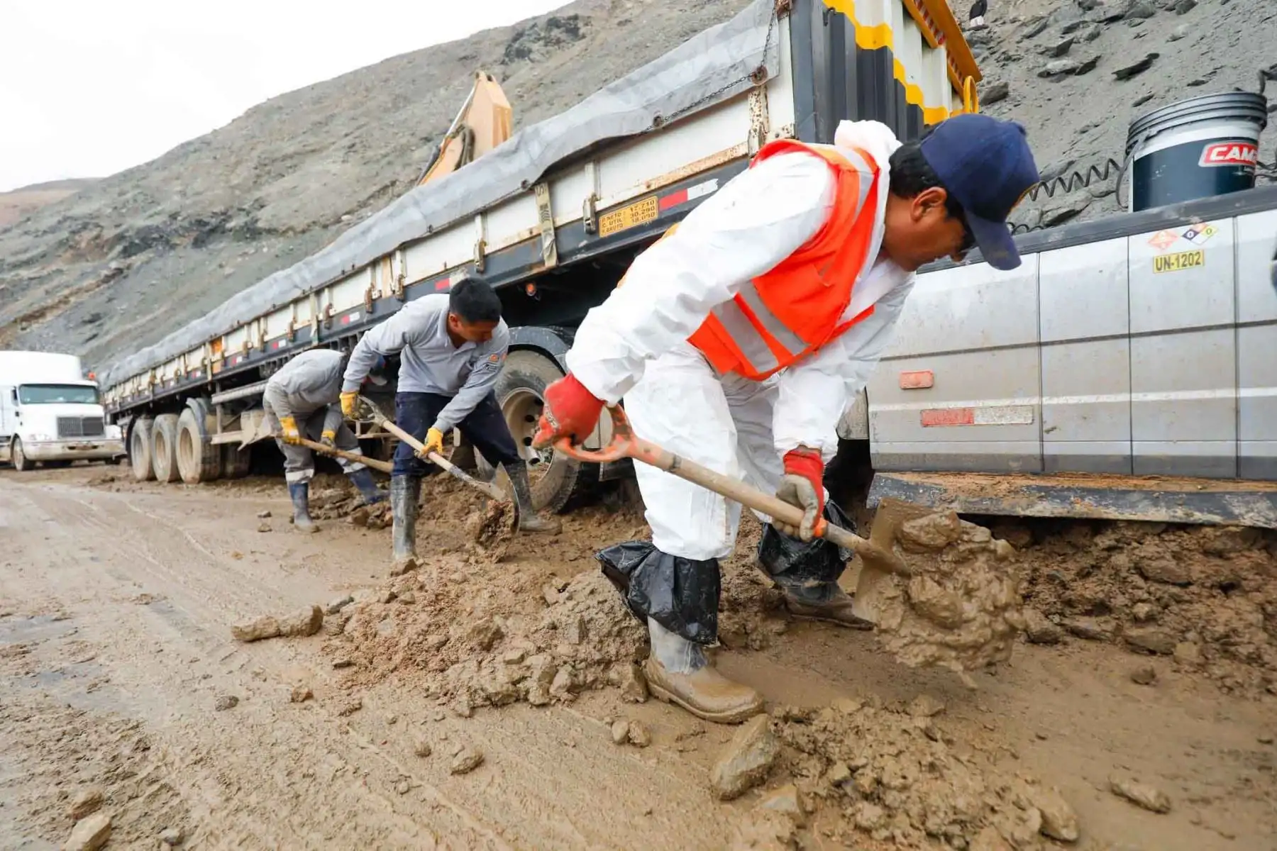 El gobernador regional de Arequipa, Rohel Sánchez Sánchez, llegó a la zona afectada por derrumbes y huaicos entre Ocoña y Atico para supervisar la recuperación de la vía, llevar ayuda a las personas afectadas y coordinar el ingreso de más maquinaria pesada. Foto: ANDINA/Difusión.