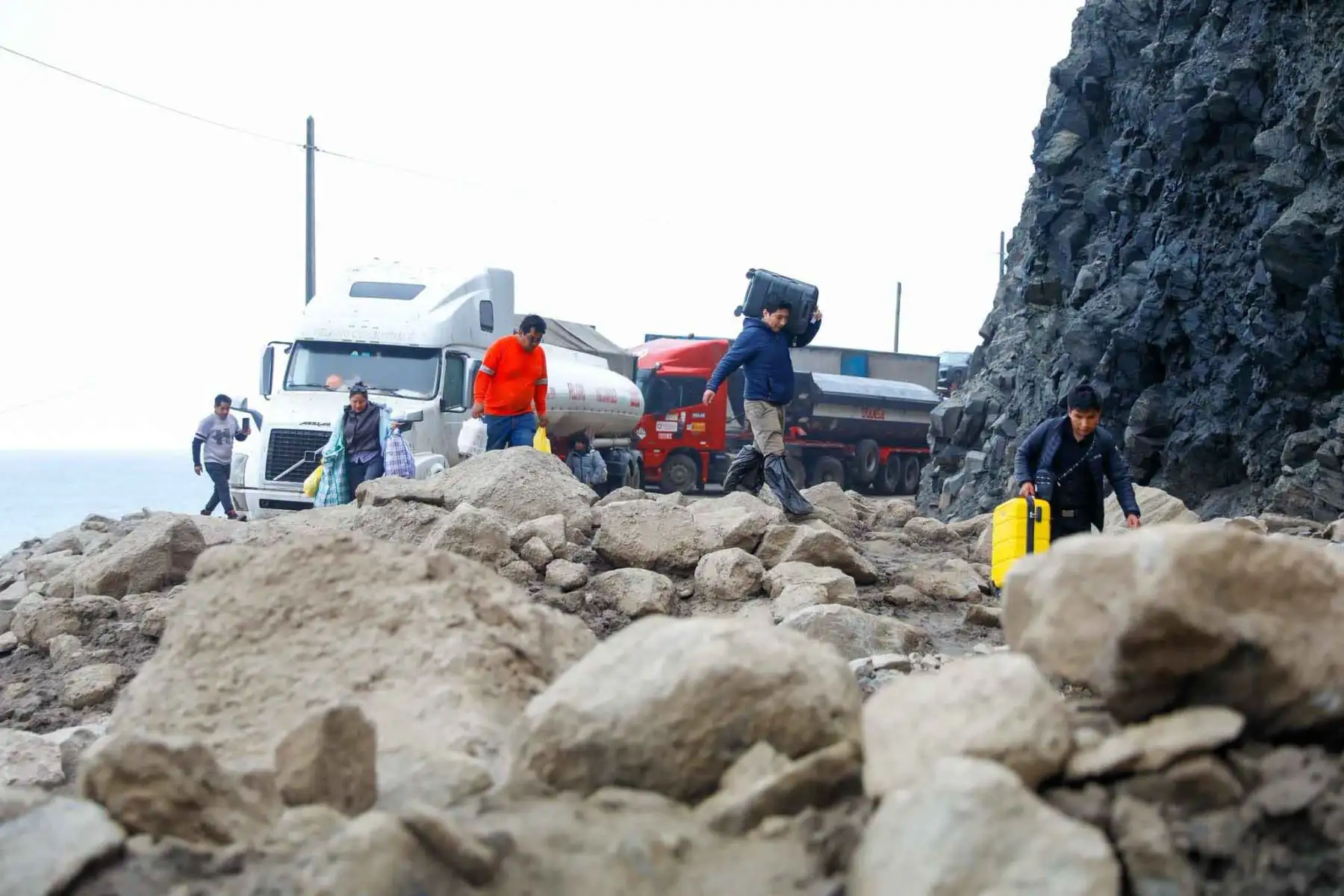 El gobernador regional de Arequipa, Rohel Sánchez Sánchez, llegó a la zona afectada por derrumbes y huaicos entre Ocoña y Atico para supervisar la recuperación de la vía, llevar ayuda a las personas afectadas y coordinar el ingreso de más maquinaria pesada. Foto: ANDINA/Difusión.
