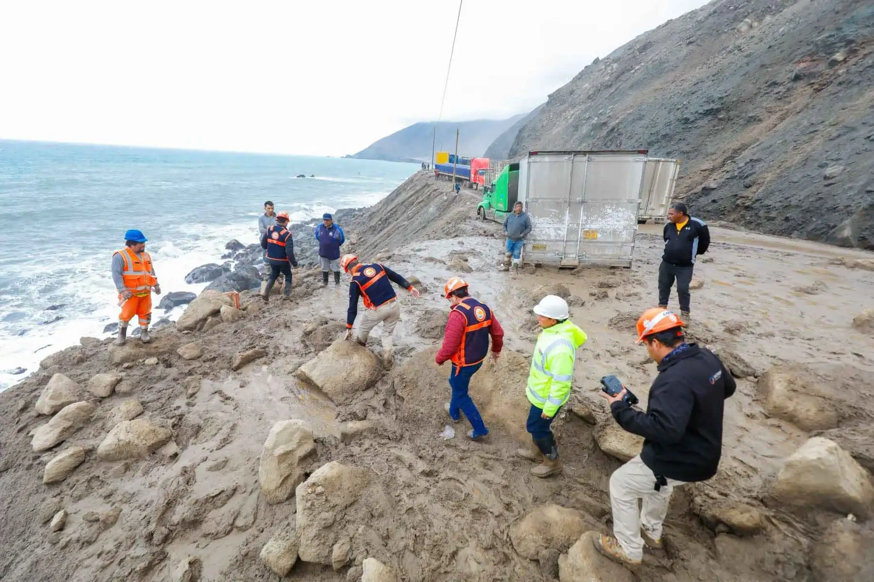 El gobernador regional de Arequipa, Rohel Sánchez Sánchez, llegó a la zona afectada por derrumbes y huaicos entre Ocoña y Atico para supervisar la recuperación de la vía, llevar ayuda a las personas afectadas y coordinar el ingreso de más maquinaria pesada. Foto: ANDINA/Difusión.