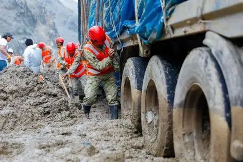 Gobierno Regional de Arequipa coordina recuperación de vía tras derrumbes y huaicos en Panamericana Sur