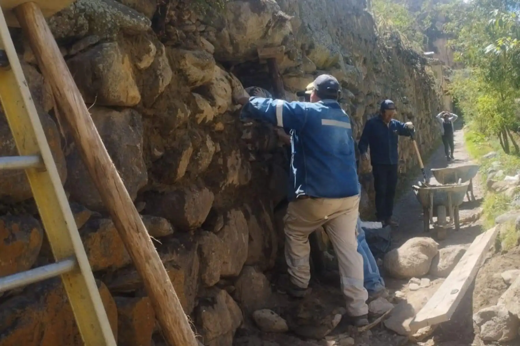 Cultura restaura segmento de muro inca de Ollantaytambo afectado por intensas lluvias