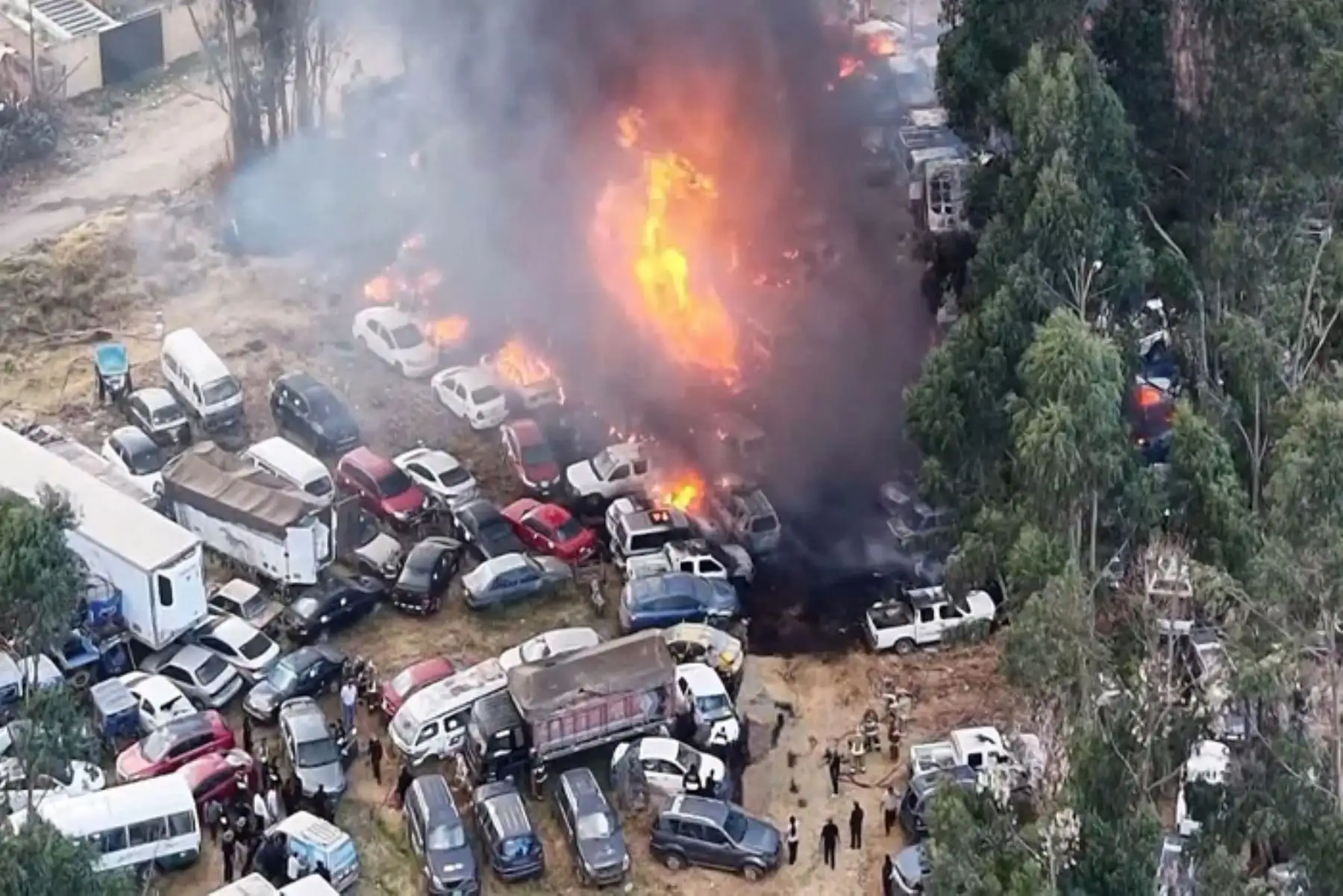 Junín: voraz incendio deja más de 30 vehículos afectados en Huancayo
