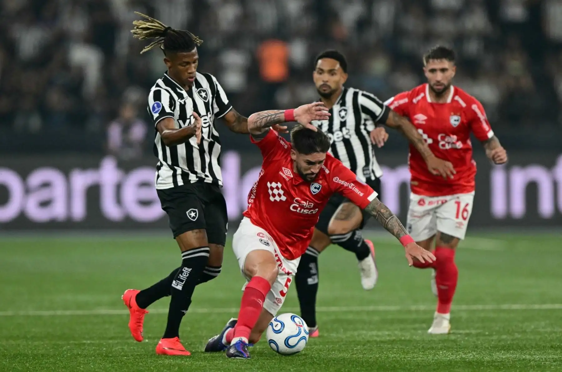 Cienciano selló una clasificación histórica a los cuartos de final de la Copa Sudamericana 2026 pese a caer 1-0 ante Botafogo en Río de Janeiro. El equipo cusqueño hizo valer el 6-1 logrado en la ida y eliminó al cuadro brasileño con un global de 6-2. Foto: AFP.