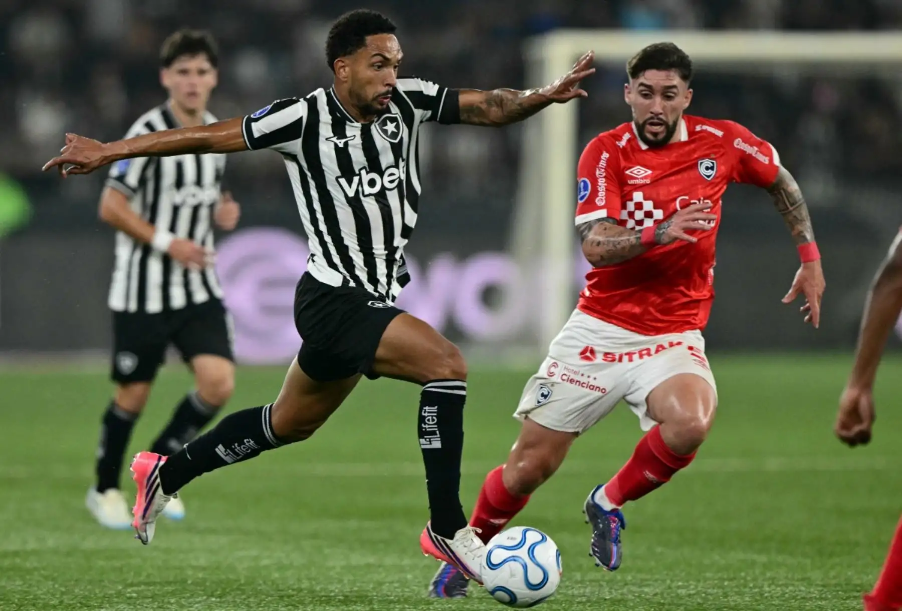 Cienciano selló una clasificación histórica a los cuartos de final de la Copa Sudamericana 2026 pese a caer 1-0 ante Botafogo en Río de Janeiro. El equipo cusqueño hizo valer el 6-1 logrado en la ida y eliminó al cuadro brasileño con un global de 6-2. Foto: AFP.