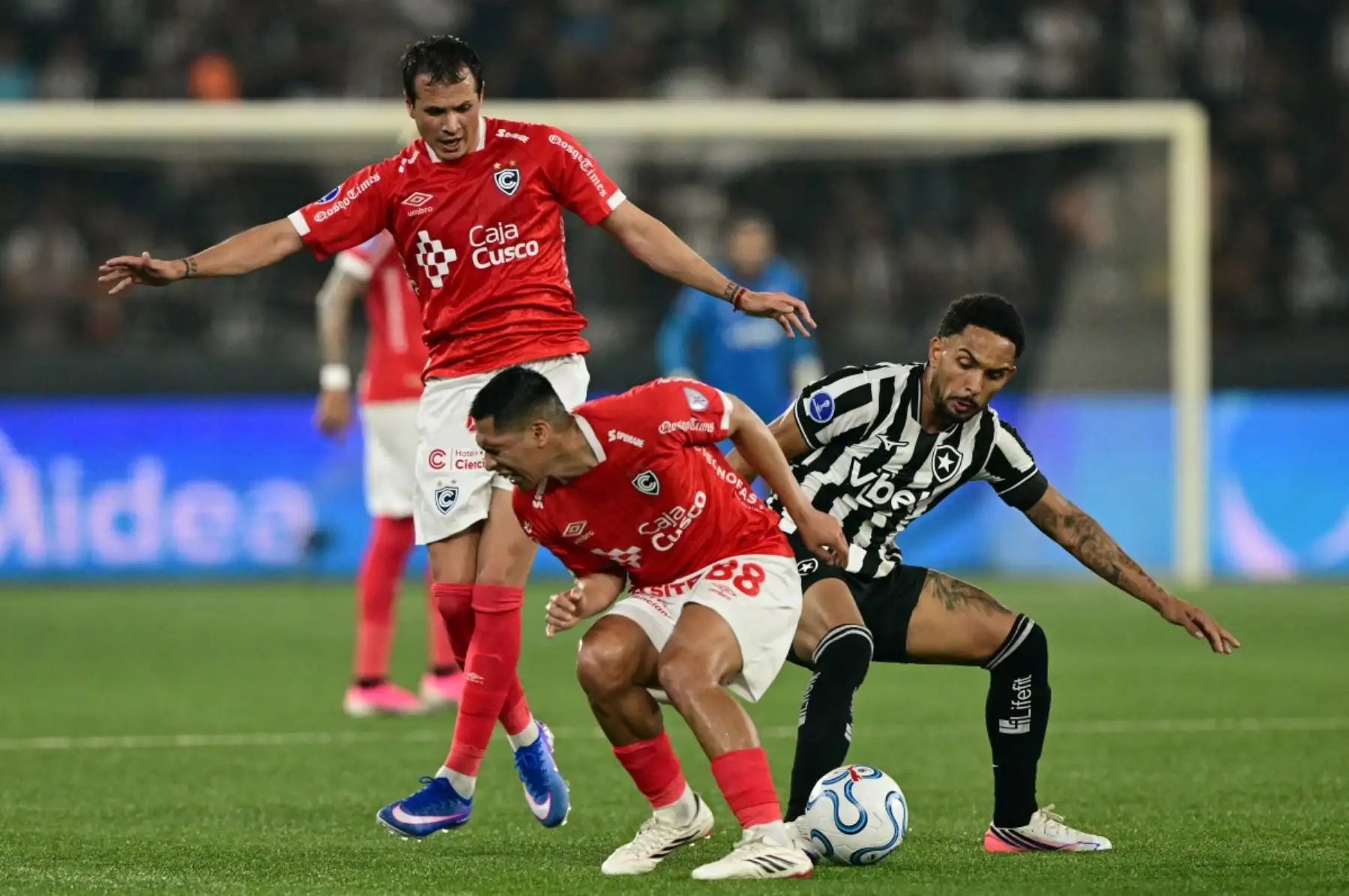 Cienciano selló una clasificación histórica a los cuartos de final de la Copa Sudamericana 2026 pese a caer 1-0 ante Botafogo en Río de Janeiro. El equipo cusqueño hizo valer el 6-1 logrado en la ida y eliminó al cuadro brasileño con un global de 6-2. Foto: AFP.