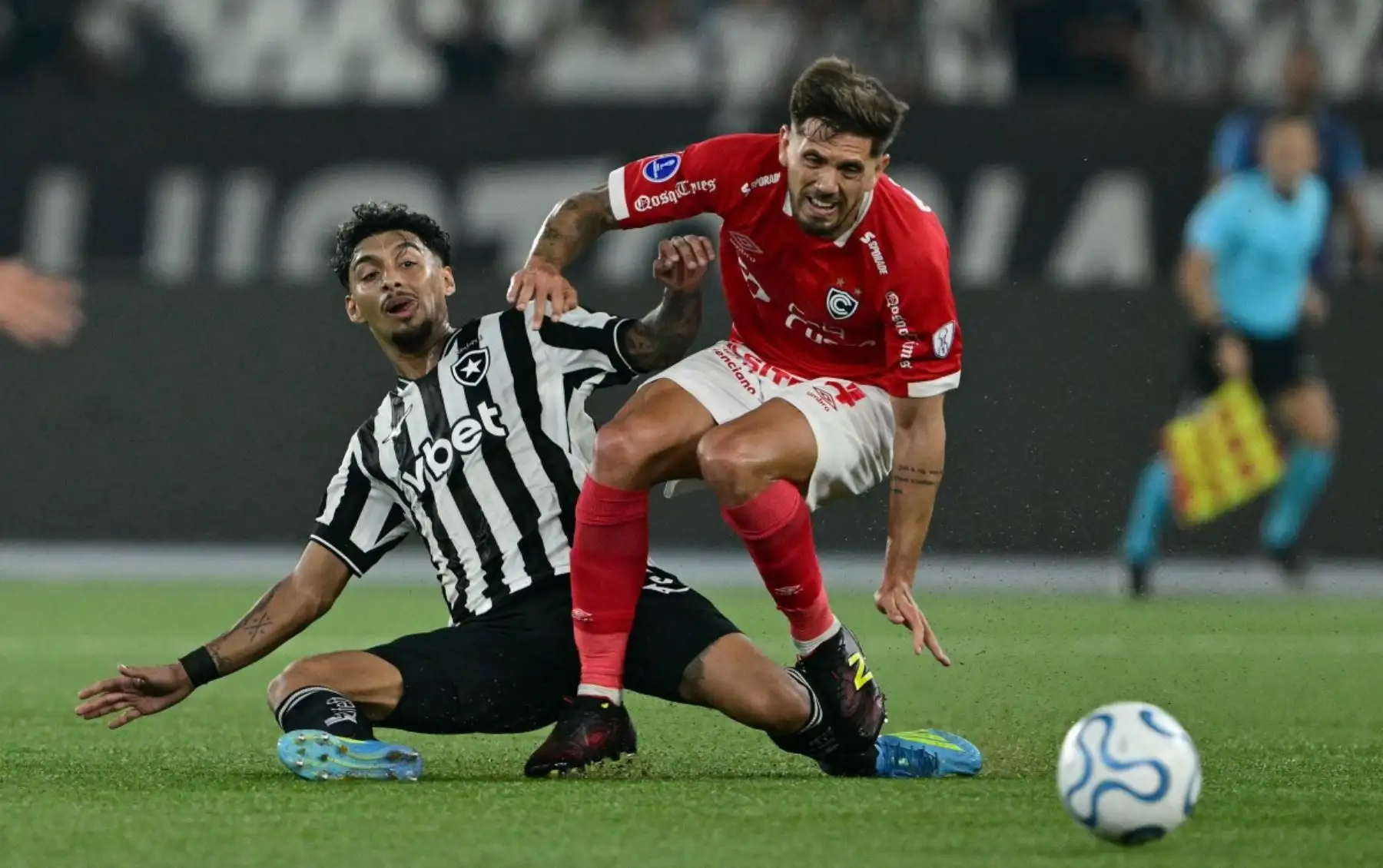 Cienciano selló una clasificación histórica a los cuartos de final de la Copa Sudamericana 2026 pese a caer 1-0 ante Botafogo en Río de Janeiro. El equipo cusqueño hizo valer el 6-1 logrado en la ida y eliminó al cuadro brasileño con un global de 6-2. Foto: AFP.