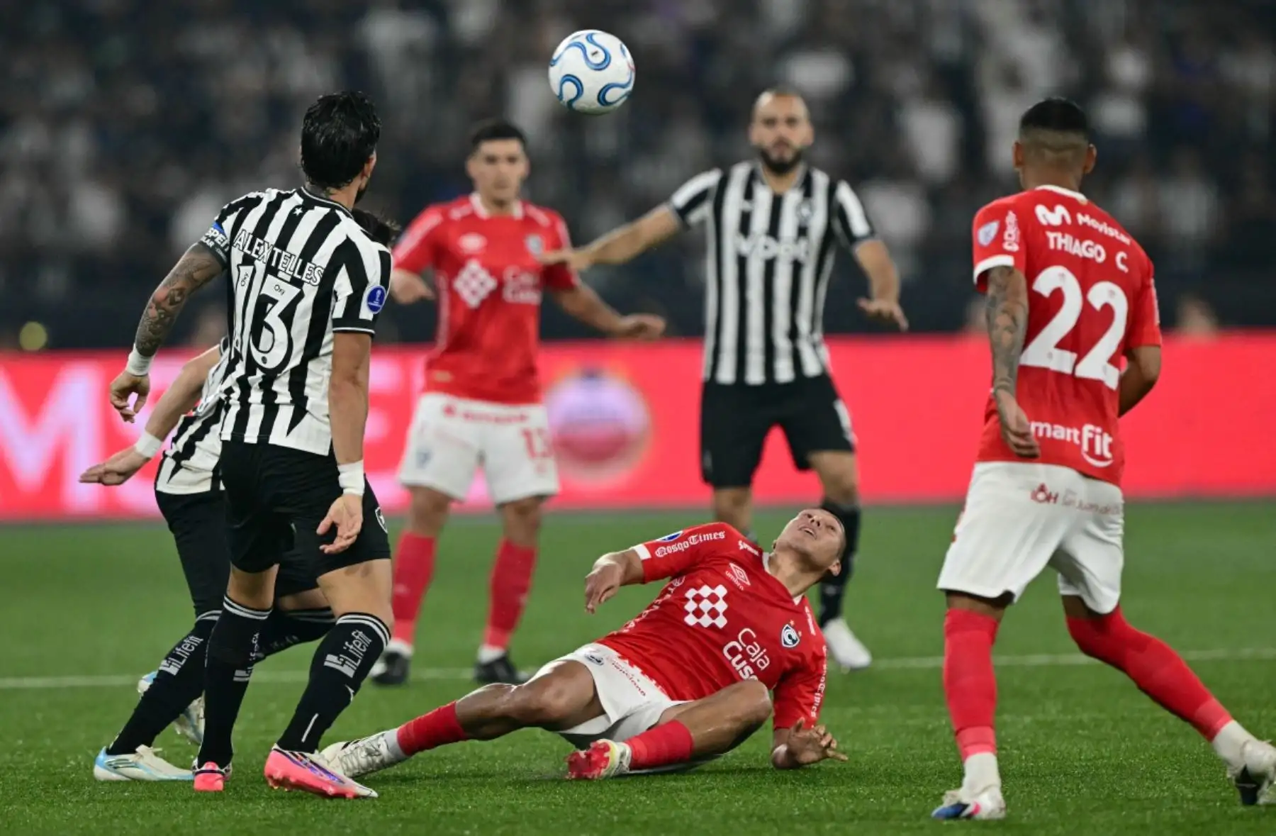 Cienciano selló una clasificación histórica a los cuartos de final de la Copa Sudamericana 2026 pese a caer 1-0 ante Botafogo en Río de Janeiro. El equipo cusqueño hizo valer el 6-1 logrado en la ida y eliminó al cuadro brasileño con un global de 6-2. Foto: AFP.