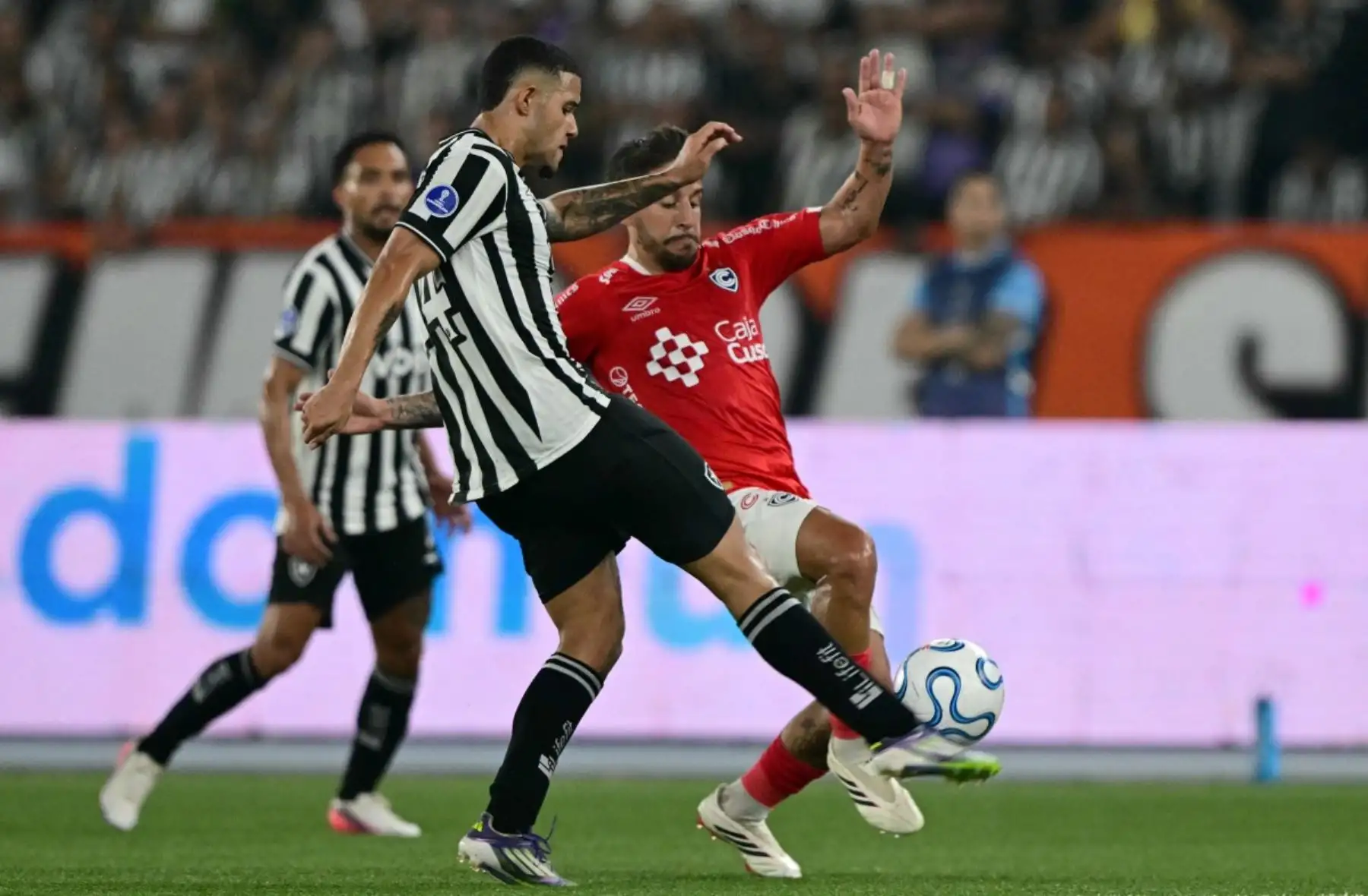 Cienciano selló una clasificación histórica a los cuartos de final de la Copa Sudamericana 2026 pese a caer 1-0 ante Botafogo en Río de Janeiro. El equipo cusqueño hizo valer el 6-1 logrado en la ida y eliminó al cuadro brasileño con un global de 6-2. Foto: AFP.
