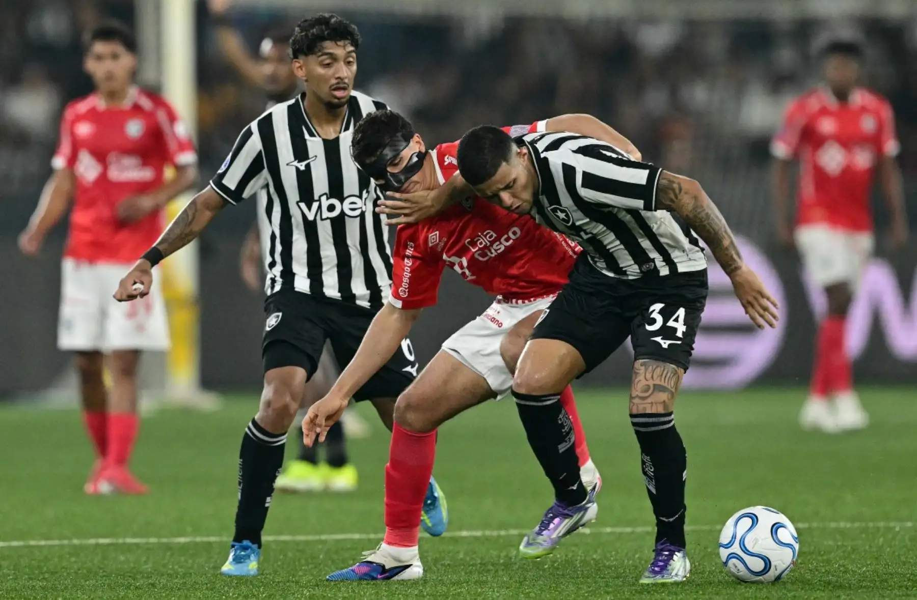 Cienciano selló una clasificación histórica a los cuartos de final de la Copa Sudamericana 2026 pese a caer 1-0 ante Botafogo en Río de Janeiro. El equipo cusqueño hizo valer el 6-1 logrado en la ida y eliminó al cuadro brasileño con un global de 6-2. Foto: AFP.