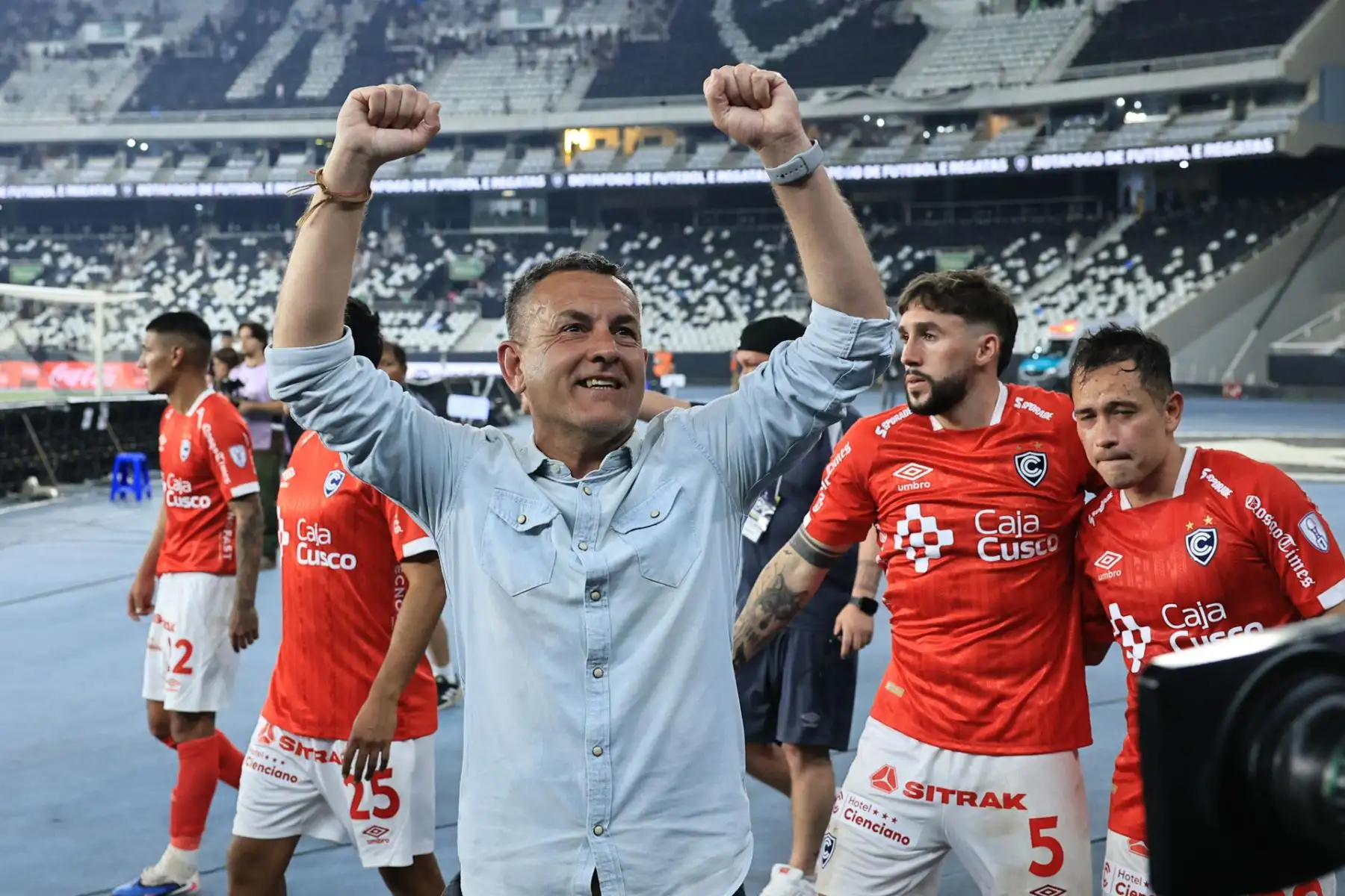 Cienciano selló una clasificación histórica a los cuartos de final de la Copa Sudamericana 2026 pese a caer 1-0 ante Botafogo en Río de Janeiro. El equipo cusqueño hizo valer el 6-1 logrado en la ida y eliminó al cuadro brasileño con un global de 6-2. Foto: EFE.