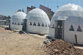 Con una inversión superior a los cuatro millones de soles, se vienen instalando las 41 aulas de emergencia tipo domo. 