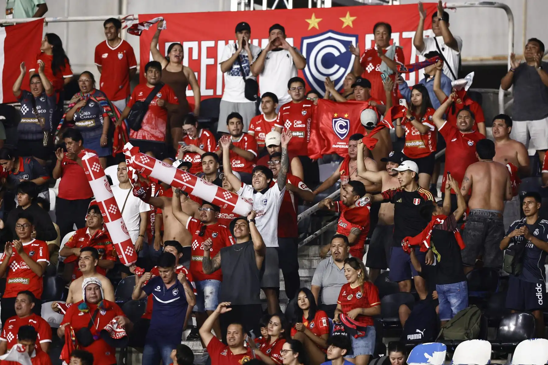 El plantel cusqueño festeja sobre el campo del estadio Nilton Santos luego de hacer valer la amplia ventaja conseguida en el partido de ida disputado en Cusco. Foto: EFE.