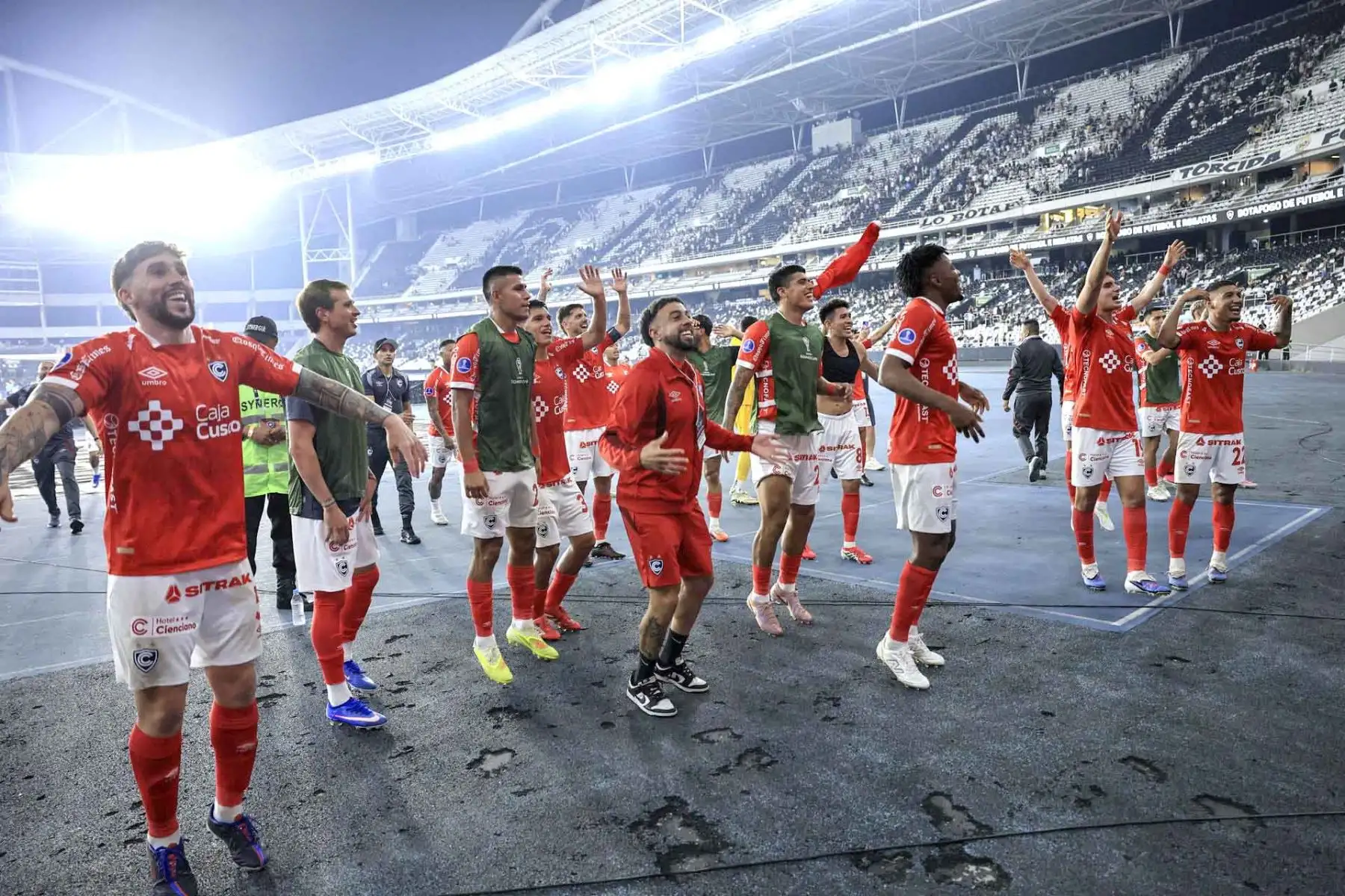 El plantel de Cienciano posa junto a sus seguidores después de asegurar su presencia en los cuartos de final de la Copa Sudamericana 2026. Foto: EFE.