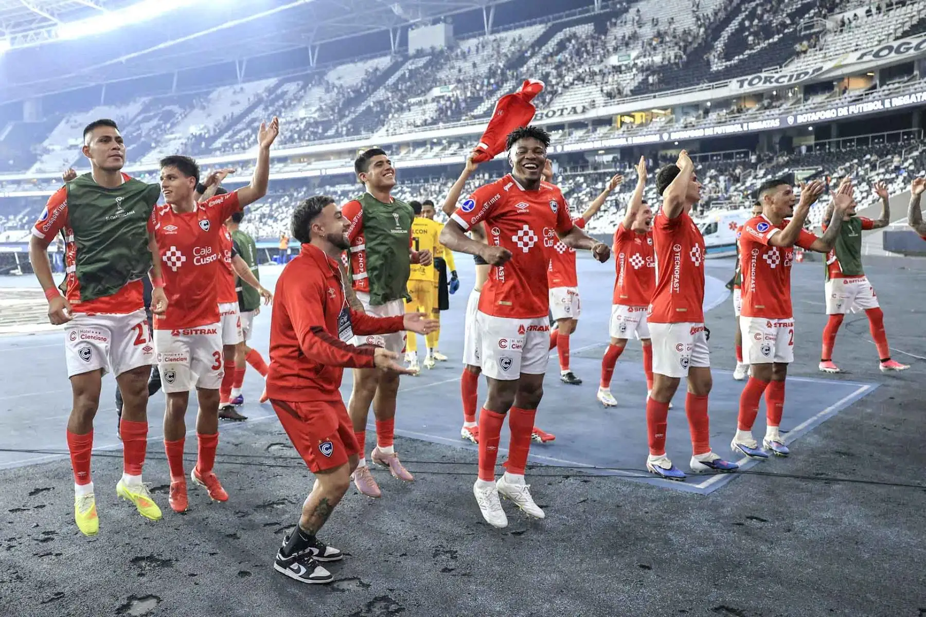 Jugadores de Cienciano celebran en Río de Janeiro la histórica clasificación a los cuartos de final de la Copa Sudamericana 2026, tras eliminar a Botafogo con un marcador global de 6-2. Foto: EFE