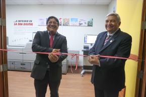 El ministro de Cultura, Alberto Beingolea (der.), y el jefe institucional de la BNP (izq.) inauguran nueva imprenta digital 