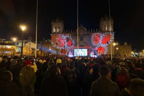 En la plaza de armas del Cusco se instaló una pantalla gigante para ver el partido Cienciano vs. Botafogo. Foto: Club Cienciano