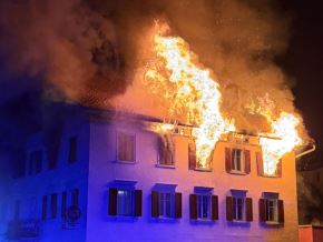 Cinco desaparecidos y 19 heridos en dos incendios en edificios de Suiza.