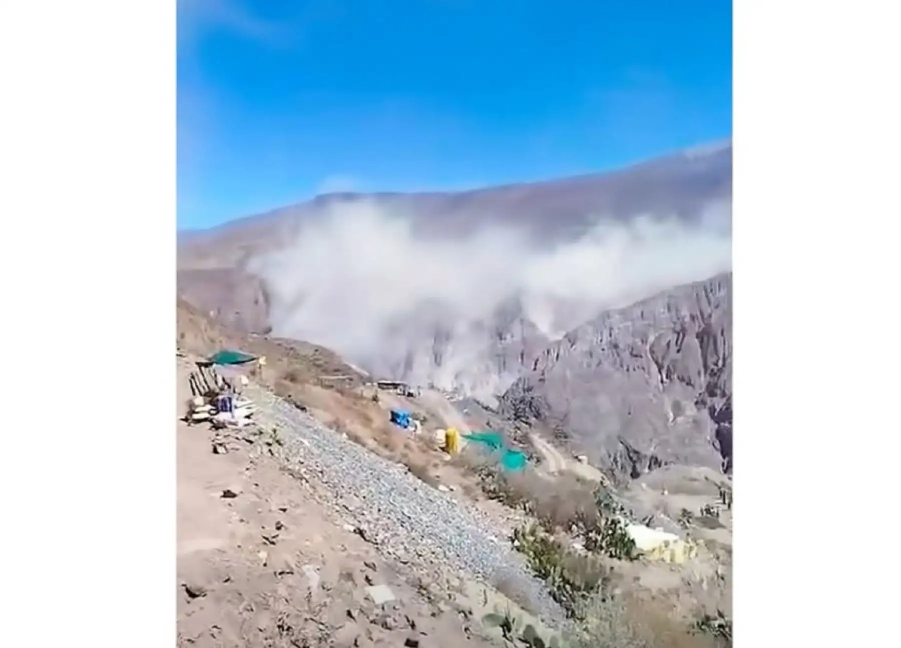 Un derrumbe provocado por el fuerte temblor de magnitud 7.2 que afectó este jueves 20 de agosto a Ayacucho bloquea el tránsito en la vía que une a las provincias de Parinacochas y Lucanas.