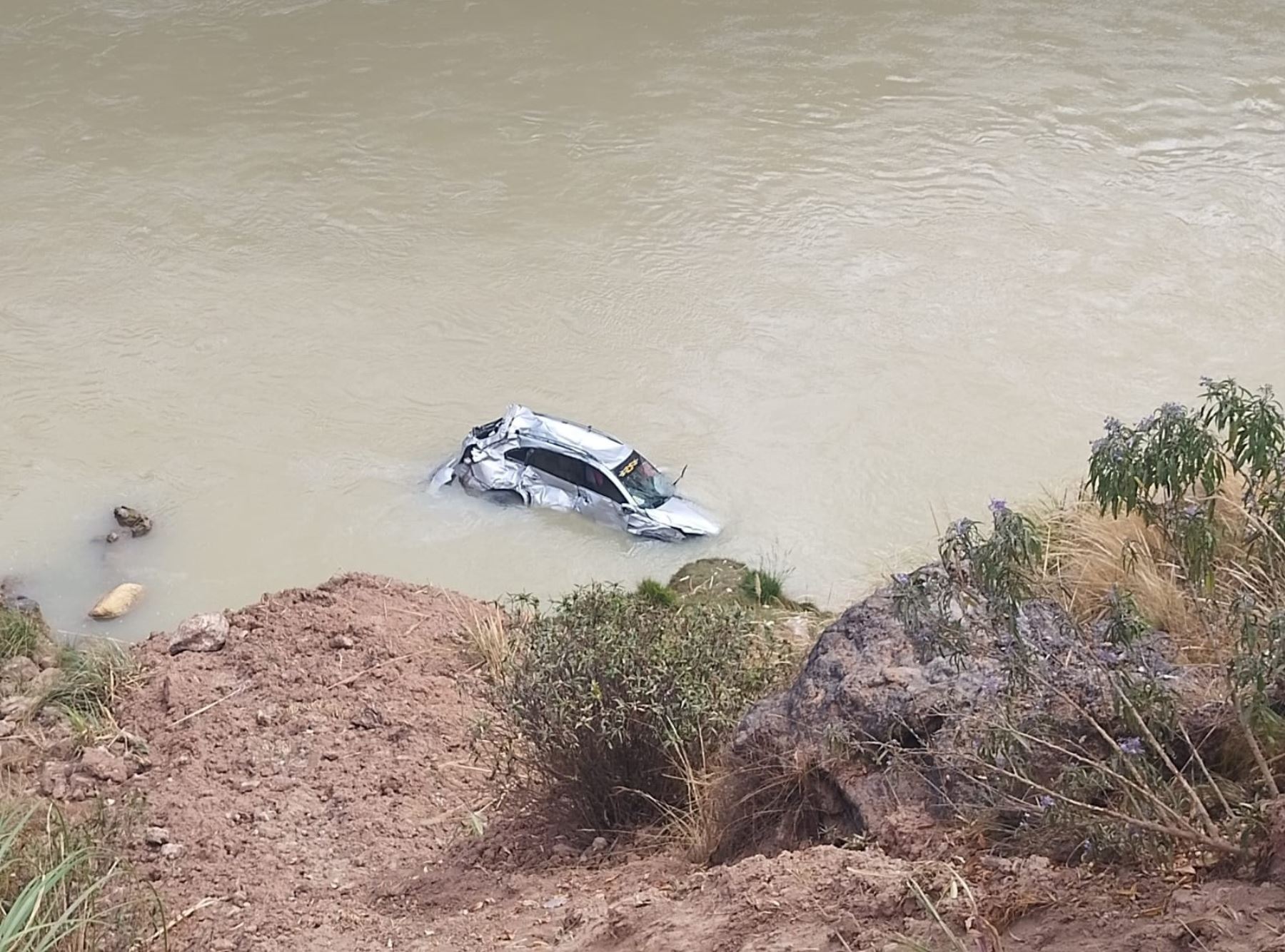 Carretera Central: esposos salvan de morir tras caer camioneta al cauce del río Mantaro