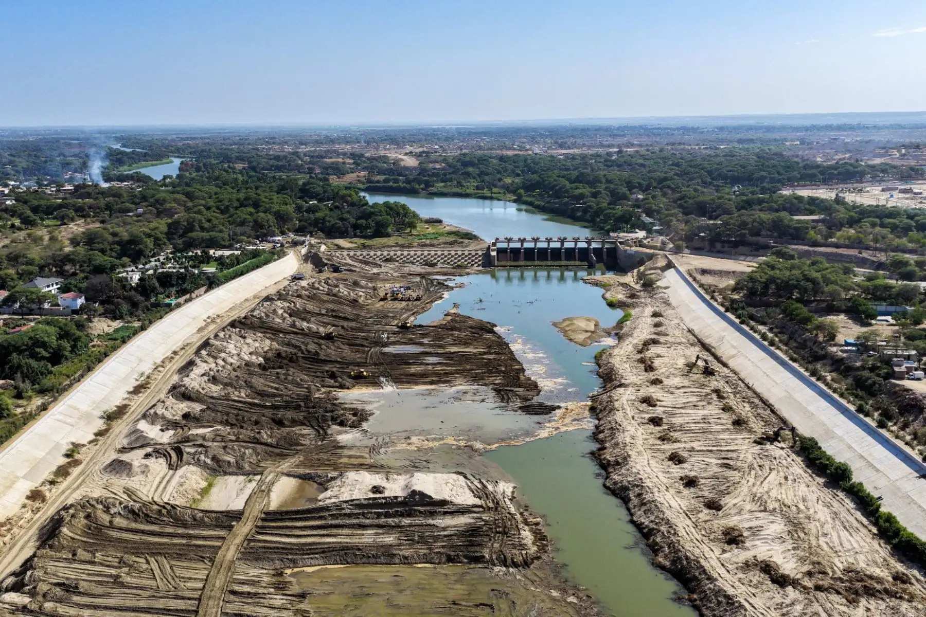 Los trabajos contemplan la extracción de cerca de 400 mil metros cúbicos de sedimentos en 4.85 kilómetros del río Piura, con el objetivo de recuperar la capacidad hidráulica de evacuación antes de la llegada de las lluvias intensas. Foto: ANDINA/ Ricardo Cuba