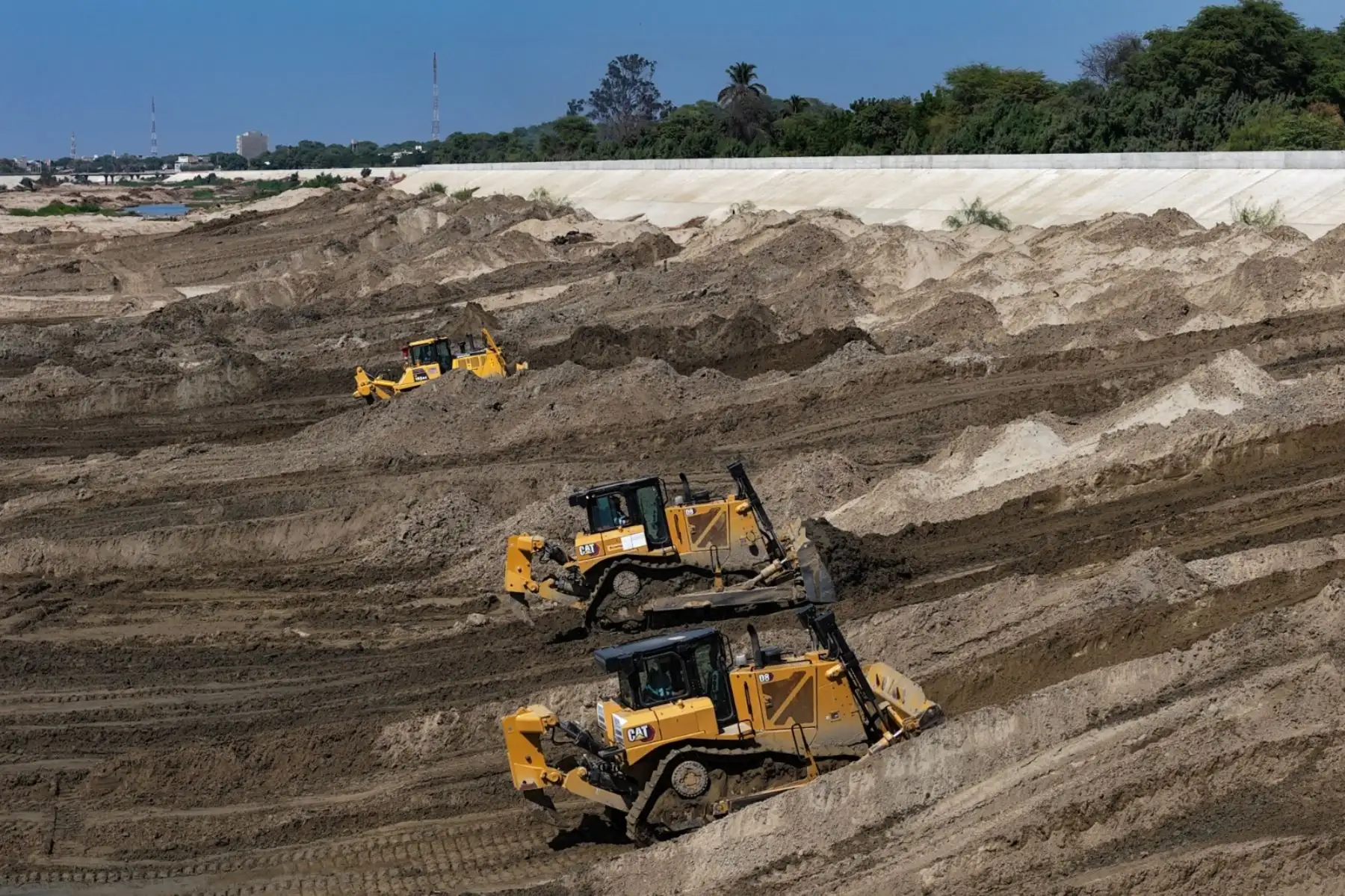 Tras la articulación con el Gobierno Regional y la Municipalidad Provincial de Piura, más de 50 máquinas pesadas —entre tractores, cargadores y excavadoras— operarán a doble turno para agilizar la remoción de sedimentos en el río Piura. Foto: ANDINA/ Ricardo Cuba