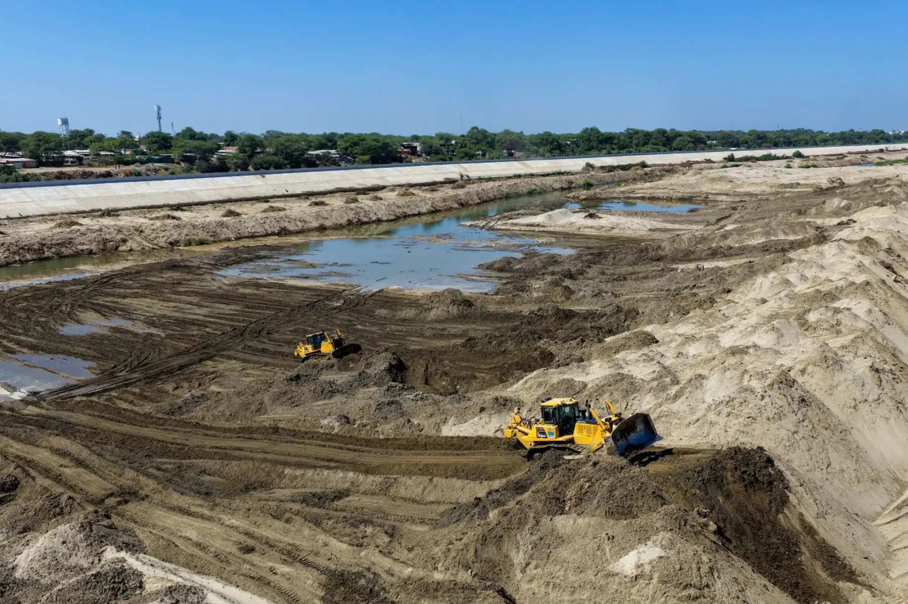 Tras la articulación con el Gobierno Regional y la Municipalidad Provincial de Piura, más de 50 máquinas pesadas —entre tractores, cargadores y excavadoras— operarán a doble turno para agilizar la remoción de sedimentos en el río Piura. Foto: ANDINA/ Ricardo Cuba