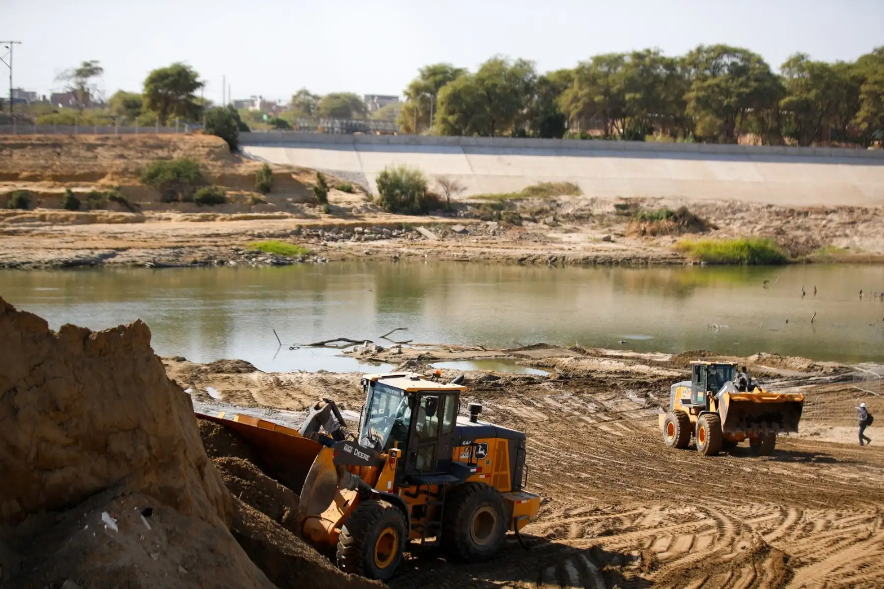 Los trabajos contemplan la extracción de cerca de 400 mil metros cúbicos de sedimentos en 4.85 kilómetros del río Piura, con el objetivo de recuperar la capacidad hidráulica de evacuación antes de la llegada de las lluvias intensas. Foto: ANDINA/ Ricardo Cuba