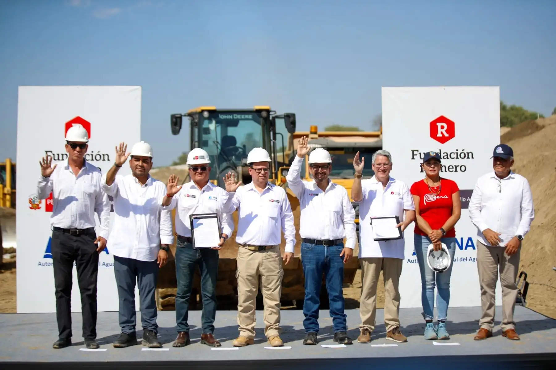 Los ministros Marco Vinelli Ruiz y Luis Dyer Fernández, junto al jefe de la ANA, Juan Carlos Castro Vargas, y la Fundación Romero suscriben convenio por más de S/ 7 millones para limpiar y descolmatar el río Piura. Foto: ANDINA/ Ricardo Cuba