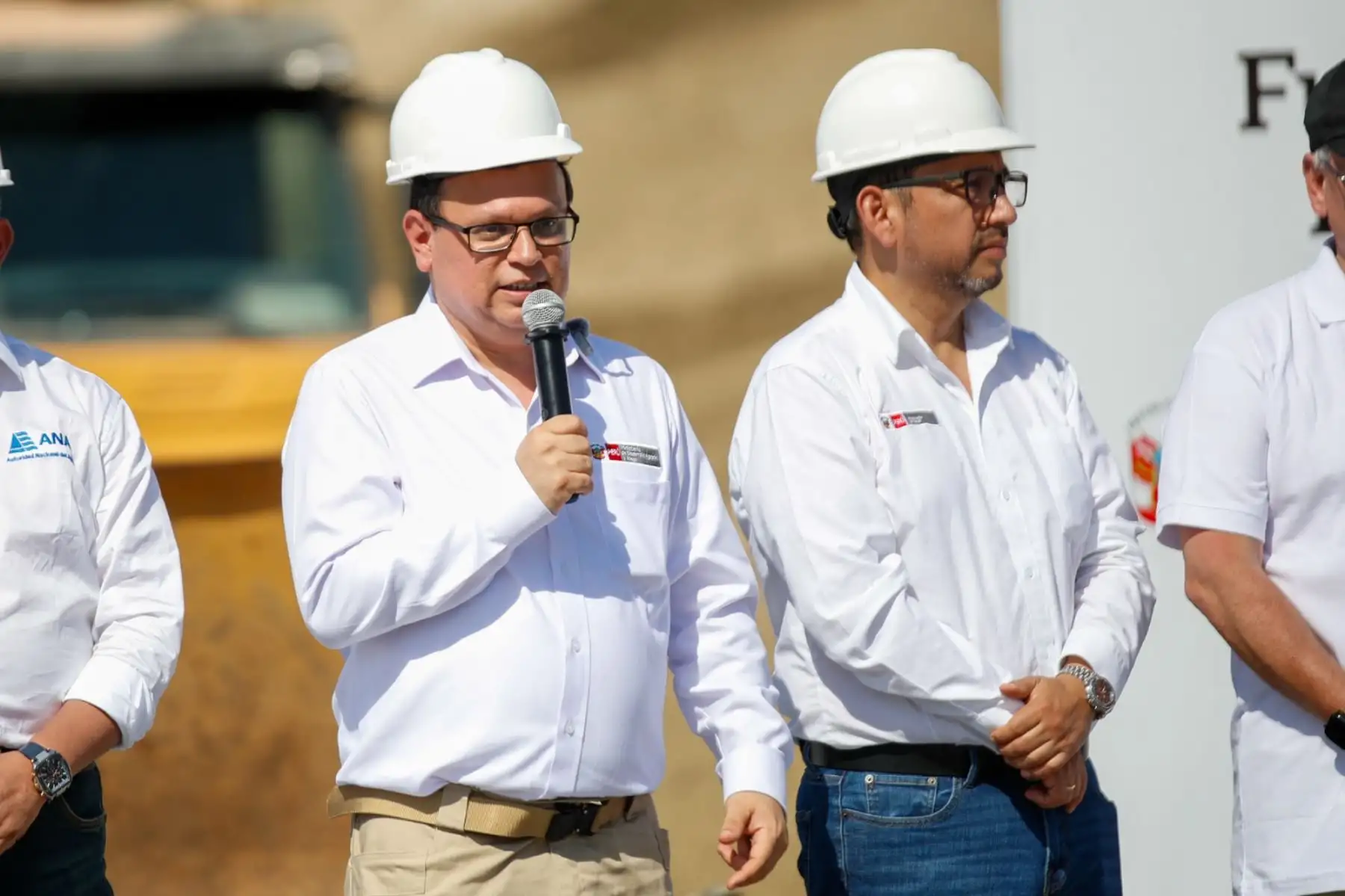 Los ministros Marco Vinelli Ruiz y Luis Dyer Fernández, junto al jefe de la ANA, Juan Carlos Castro Vargas, y la Fundación Romero suscriben convenio por más de S/ 7 millones para limpiar y descolmatar el río Piura. Foto: ANDINA/ Ricardo Cuba