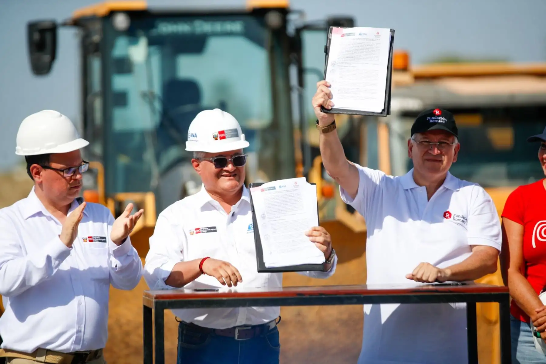 Los ministros Marco Vinelli Ruiz y Luis Dyer Fernández, junto al jefe de la ANA, Juan Carlos Castro Vargas, y la Fundación Romero suscriben convenio por más de S/ 7 millones para limpiar y descolmatar el río Piura. Foto: ANDINA/ Ricardo Cuba
