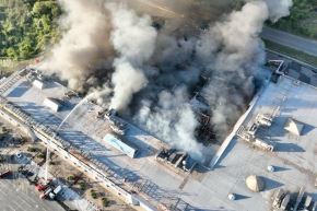 Bomberos participan en las labores de extinción de un incendio en un centro comercial dañado tras un ataque ruso en Krivói Rog. Foto: AFP