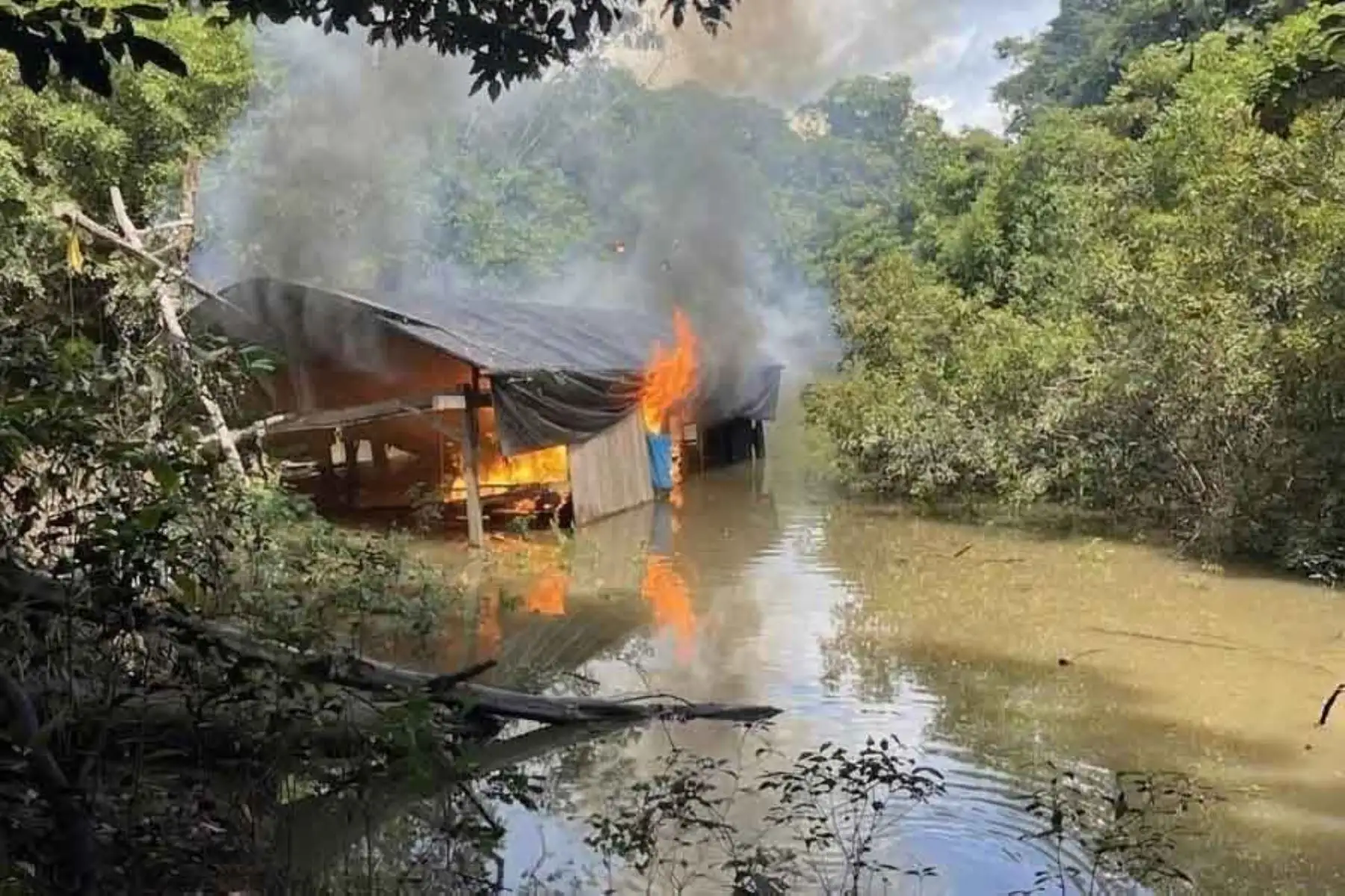 Fuerzas Armadas y Policía golpean estructuras de minería ilegal y narcotráfico en Loreto