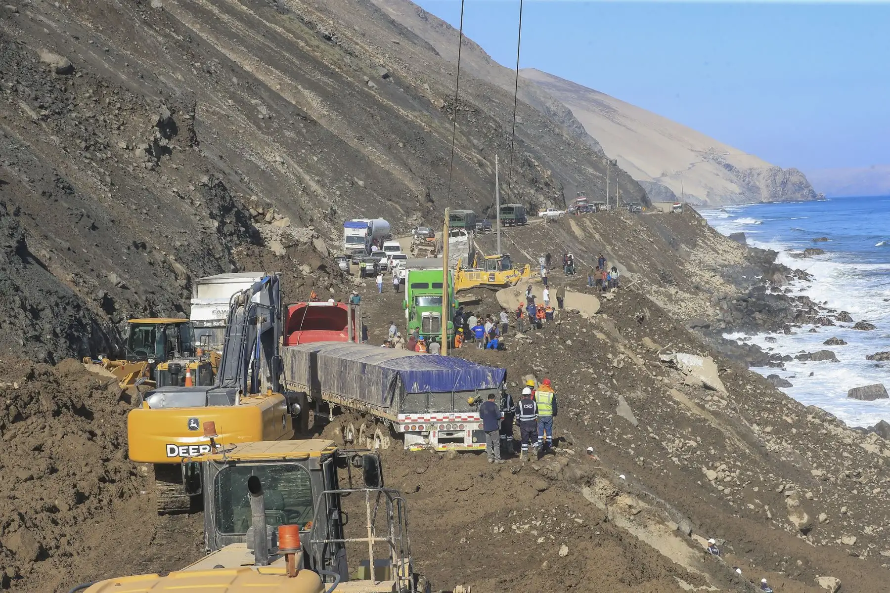La presidenta Keiko Fujimori llegó a la zona de Ático, en Arequipa, para supervisar las acciones del Gobierno ante la emergencia en la Panamericana Sur, afectada por huaicos y deslizamientos entre Ático y Ocoña. La mandataria verificó la asistencia a las personas varadas y el despliegue de apoyo humanitario. Foto: ANDINA/Prensa Presidencia