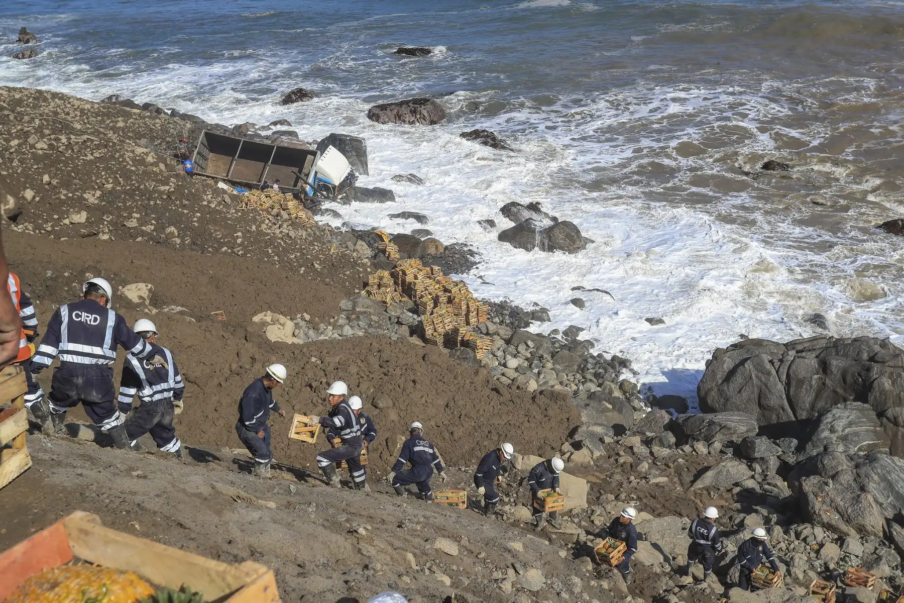 La presidenta Keiko Fujimori llegó a la zona de Ático, en Arequipa, para supervisar las acciones del Gobierno ante la emergencia en la Panamericana Sur, afectada por huaicos y deslizamientos entre Ático y Ocoña. La mandataria verificó la asistencia a las personas varadas y el despliegue de apoyo humanitario. Foto: ANDINA/Prensa Presidencia