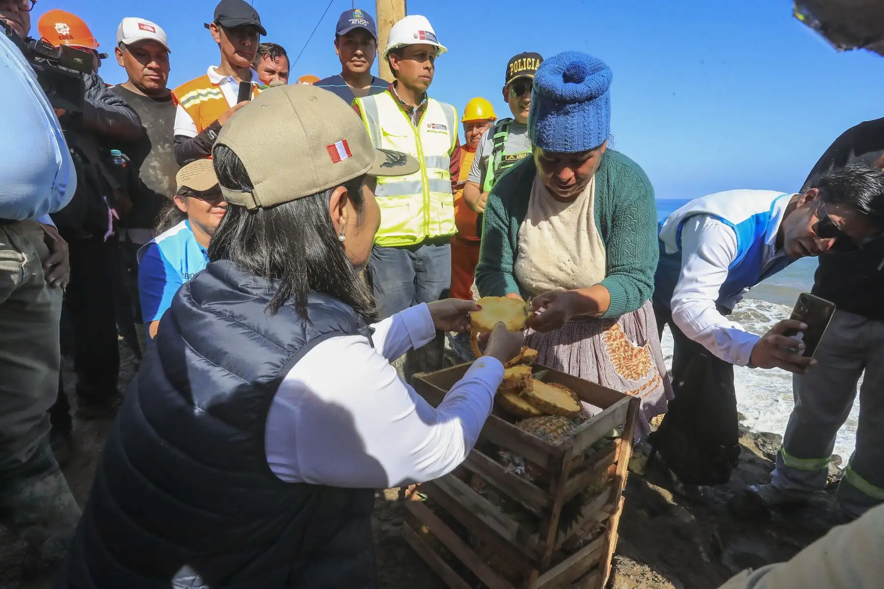 La presidenta Keiko Fujimori llegó a la zona de Ático, en Arequipa, para supervisar las acciones del Gobierno ante la emergencia en la Panamericana Sur, afectada por huaicos y deslizamientos entre Ático y Ocoña. La mandataria verificó la asistencia a las personas varadas y el despliegue de apoyo humanitario. Foto: ANDINA/Prensa Presidencia