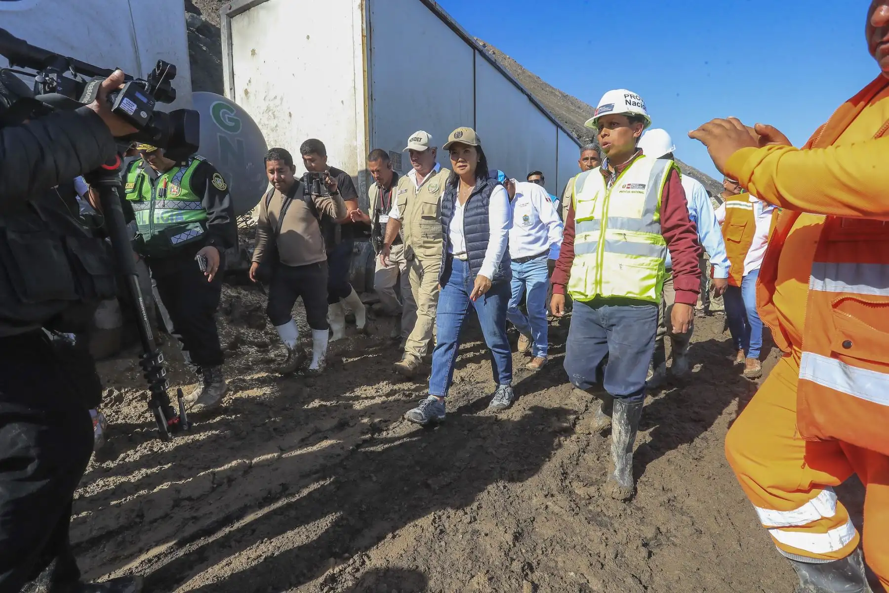 La presidenta Keiko Fujimori llegó a la zona de Ático, en Arequipa, para supervisar las acciones del Gobierno ante la emergencia en la Panamericana Sur, afectada por huaicos y deslizamientos entre Ático y Ocoña. La mandataria verificó la asistencia a las personas varadas y el despliegue de apoyo humanitario. Foto: ANDINA/Prensa Presidencia
