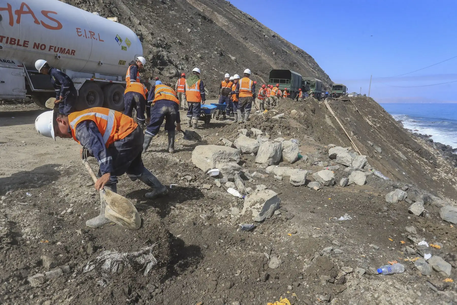 La presidenta Keiko Fujimori llegó a la zona de Ático, en Arequipa, para supervisar las acciones del Gobierno ante la emergencia en la Panamericana Sur, afectada por huaicos y deslizamientos entre Ático y Ocoña. La mandataria verificó la asistencia a las personas varadas y el despliegue de apoyo humanitario. Foto: ANDINA/Prensa Presidencia