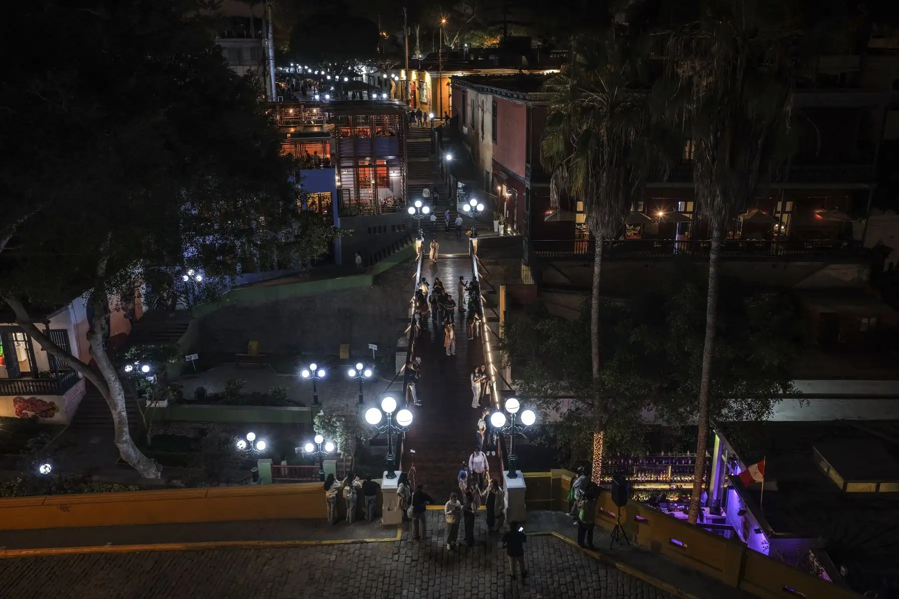 Tras seis meses de trabajos de conservación, se reabrió al tránsito peatonal el histórico Puente de los Suspiros, que cumplió 150 años. La intervención permitió recuperar uno de los principales atractivos turísticos y culturales de Barranco y Lima, que volvió a estar a disposición de vecinos y miles de visitantes, preservando su valor patrimonial y tradicional. Foto: ANDINA/Jhonel Rodríguez Robles