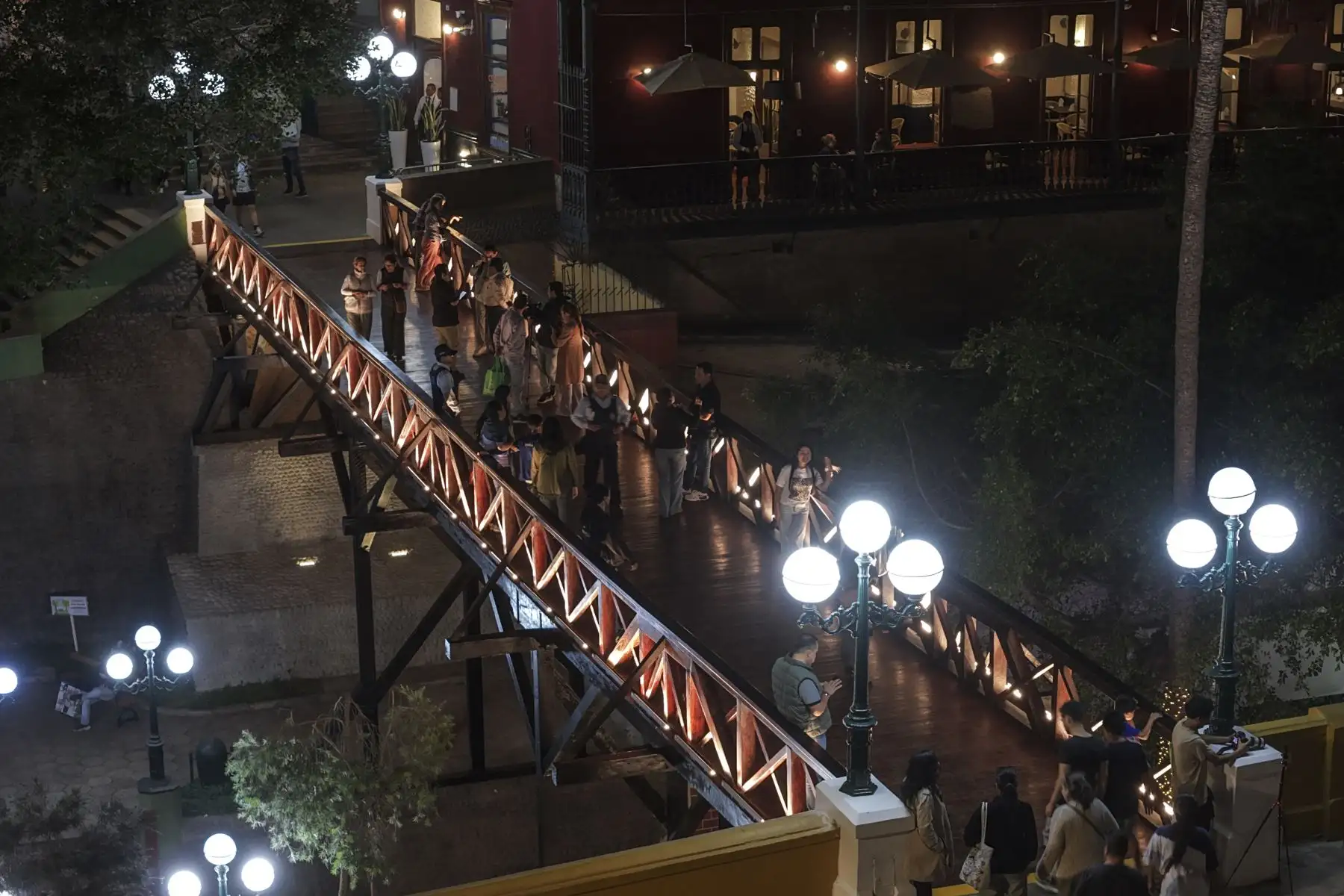 Tras seis meses de trabajos de conservación, se reabrió al tránsito peatonal el histórico Puente de los Suspiros, que cumplió 150 años. La intervención permitió recuperar uno de los principales atractivos turísticos y culturales de Barranco y Lima, que volvió a estar a disposición de vecinos y miles de visitantes, preservando su valor patrimonial y tradicional. Foto: ANDINA/Jhonel Rodríguez Robles