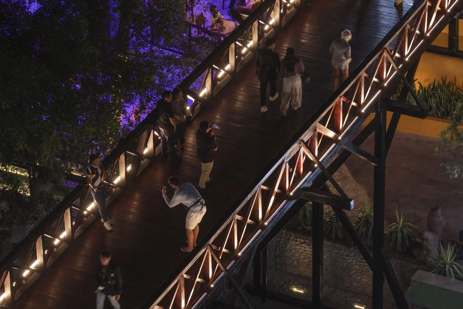Tras seis meses de trabajos de conservación, se reabrió al tránsito peatonal el histórico Puente de los Suspiros, que cumplió 150 años. La intervención permitió recuperar uno de los principales atractivos turísticos y culturales de Barranco y Lima, que volvió a estar a disposición de vecinos y miles de visitantes, preservando su valor patrimonial y tradicional. Foto: ANDINA/Jhonel Rodríguez Robles