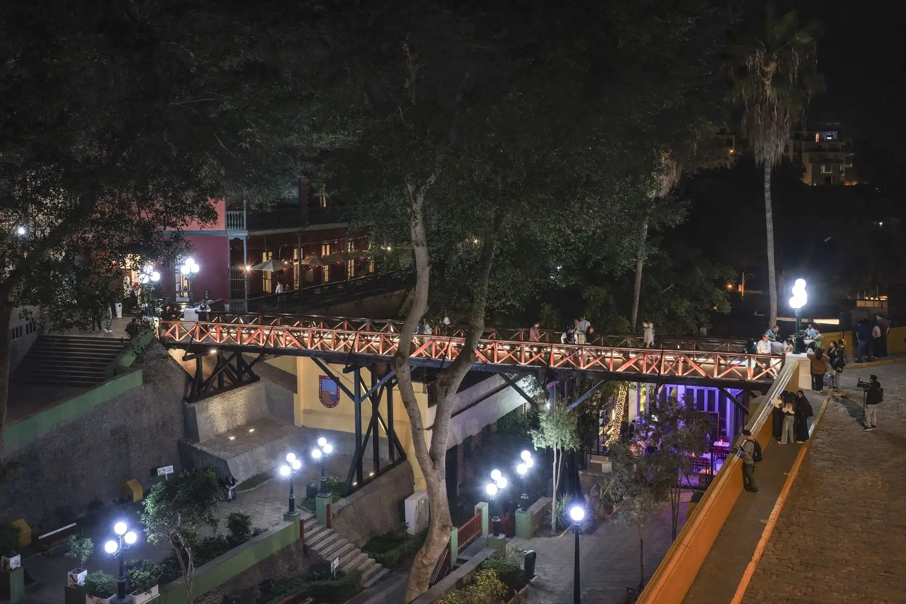 Tras seis meses de trabajos de conservación, se reabrió al tránsito peatonal el histórico Puente de los Suspiros, que cumplió 150 años. La intervención permitió recuperar uno de los principales atractivos turísticos y culturales de Barranco y Lima, que volvió a estar a disposición de vecinos y miles de visitantes, preservando su valor patrimonial y tradicional. Foto: ANDINA/Jhonel Rodríguez Robles